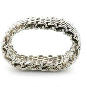 Tiffany’s silver mesh ring ✨🤍